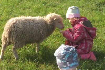 Kinder mit Schaf
